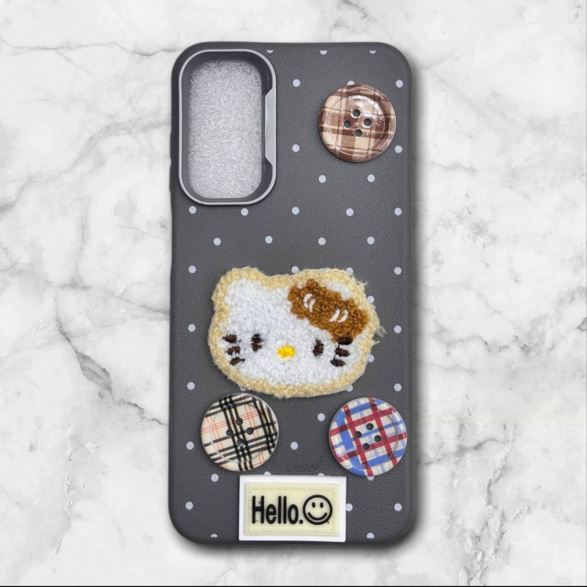  قاب طرح دار سامسونگsamsunga13 هلوکیتی دخترانه با دکمه‌های فانتزی رنگ طوسی – یونیک کیس 