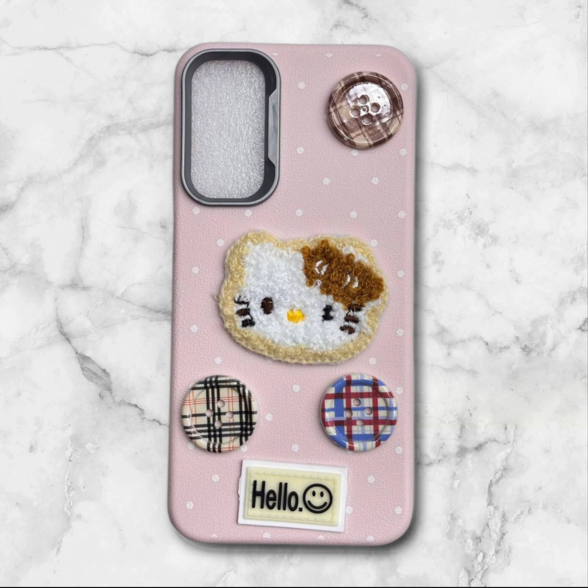  قاب طرح دار سامسونگsamsunga13 هلوکیتی دخترانه با دکمه‌های فانتزی رنگ صورتی – یونیک کیس 