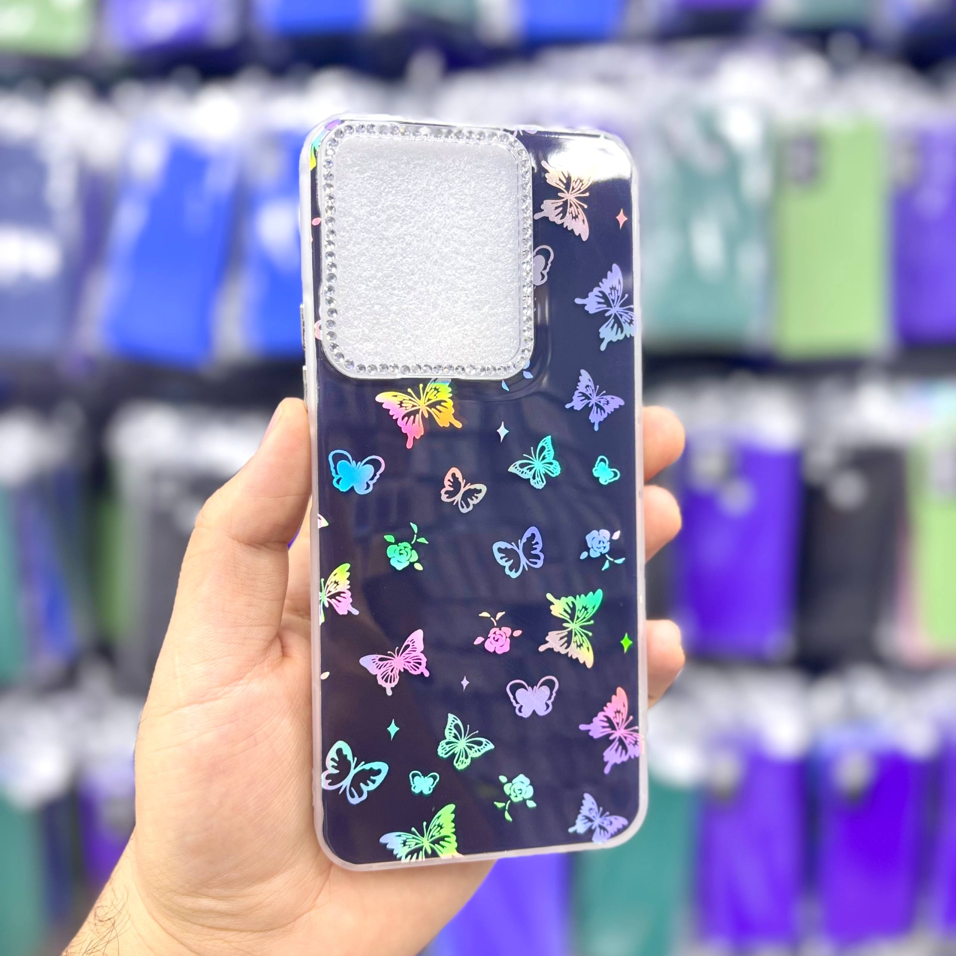 قاب شیائومیpococ85 پروانه‌ای نگین‌دار هولوگرامی رنگ مشکی – یونیک کیس 