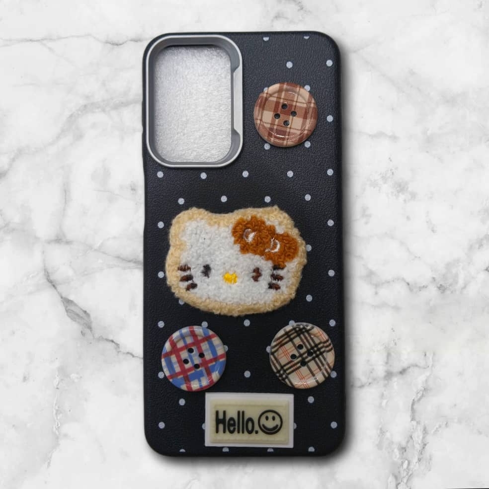  قاب طرح دار سامسونگsamsunga13 هلوکیتی دخترانه با دکمه‌های فانتزی رنگ مشکی – یونیک کیس 